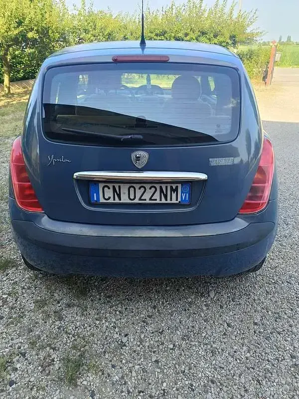 Usata Lancia Ypsilon 101 CV (74 kW) 2004 Bluazzurro Utilitaria
