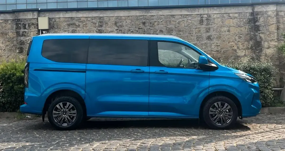 Usata Ford Tourneo Custom Titanium 169 CV (124 kW) 2025 Blu Furgone