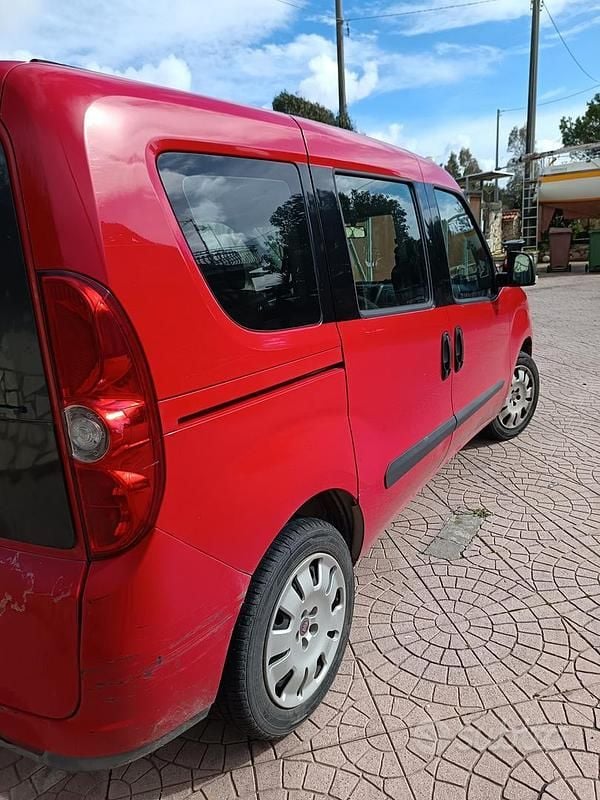 Usata Fiat Doblò 120 CV (88 kW) 2012 Rosso Monovolume
