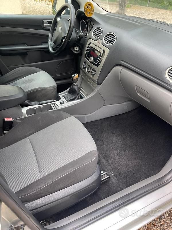 Usata Ford Focus Style 90 CV (66 kW) 2010 Grigio Station wagon