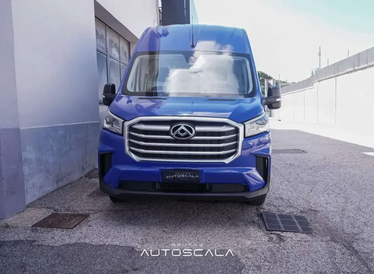Usata Maxus V90 150 CV (110 kW) 2024 Blu con pellicola wrapping (c Furgone