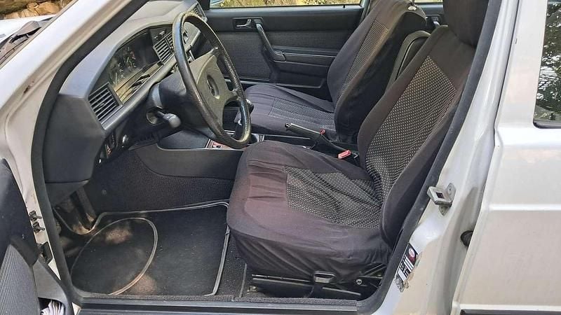 Usata Mercedes 190 122 CV (89 kW) 1987 Bianco Berlina