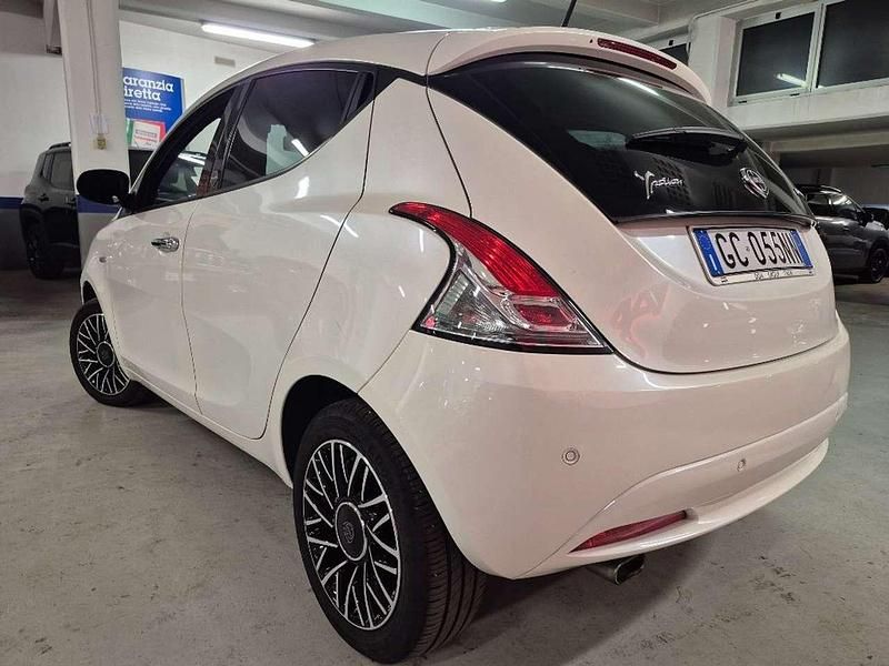 Usata Lancia Ypsilon Gold 69 CV (50 kW) 2020 Bianco metallizzato Utilitaria