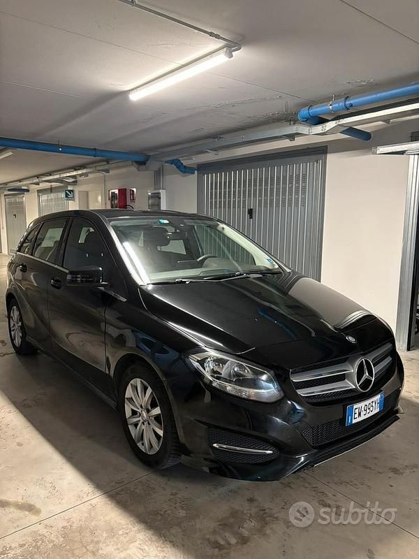 Nero Usata 2014 Mercedes 180 Tre volumi | 13.750 € - Immagine 1/4