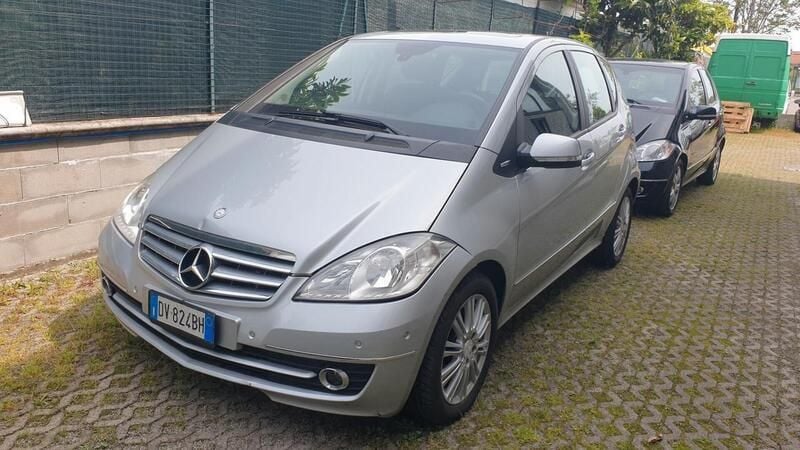 Grigio Usata 2009 Mercedes A180 Elegance Tre volumi | 3200 € (Ottimo prezzo) - Immagine 1/4