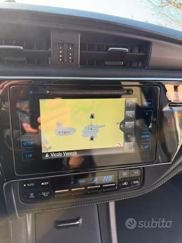 Usata Toyota Auris Lounge 112 CV (82 kW) 2016 Bianco Station wagon