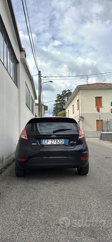 Usata Ford Fiesta 90 CV (66 kW) 2013 Nero Utilitaria