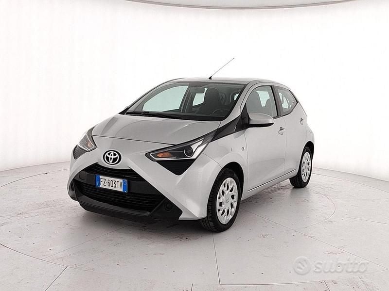 Usata Toyota Aygo Business Edition 72 CV (52 kW) 2019 Grigio Utilitaria