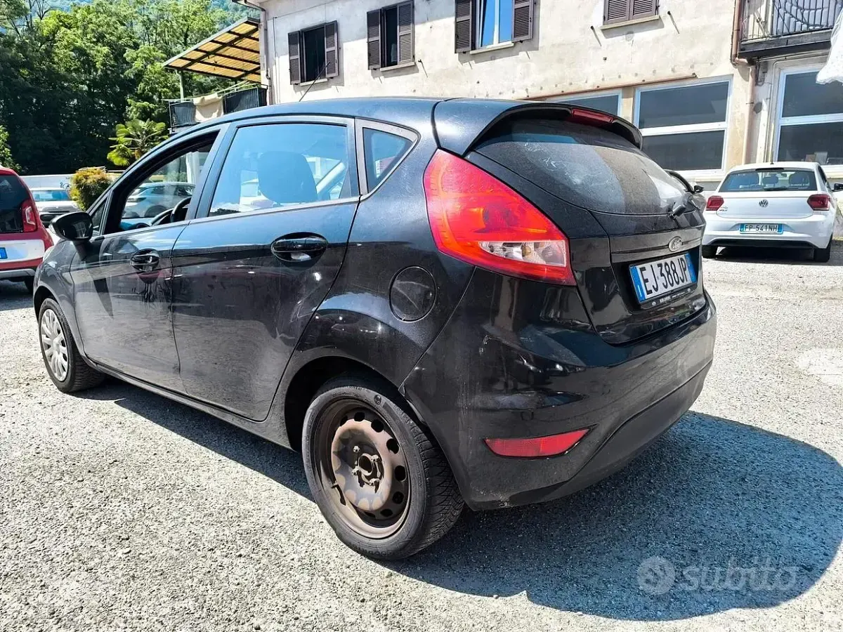 Usata Ford Fiesta 71 CV (52 kW) 2011 Blu Berlina