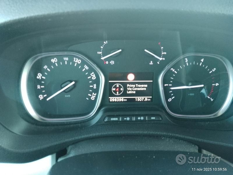 Usata Peugeot Traveller 115 CV (84 kW) 2017 Arancione Monovolume