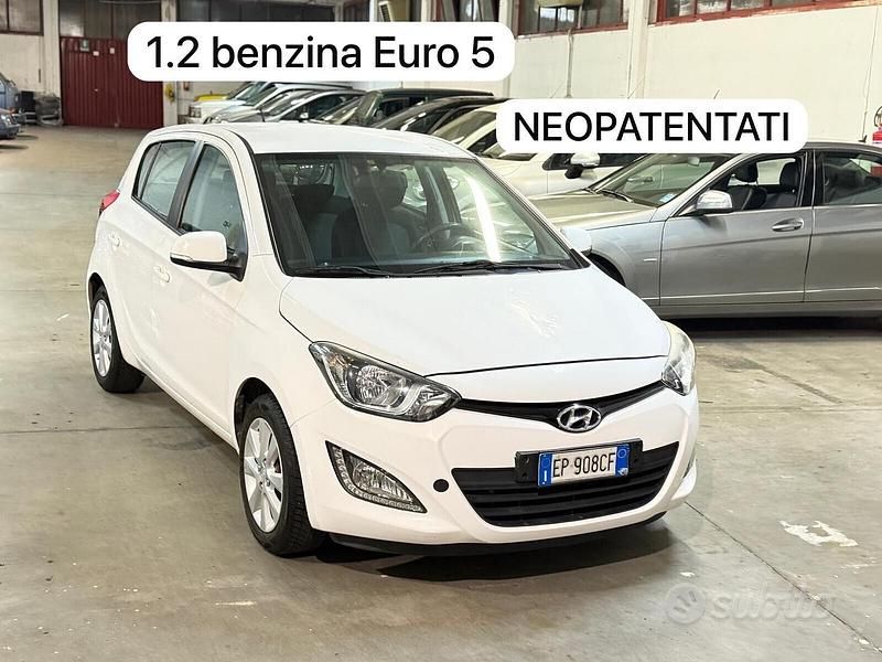 Bianco Usata 2013 Hyundai i20 Edition Tre volumi | 2400 € (Super prezzo) - Immagine 1/4