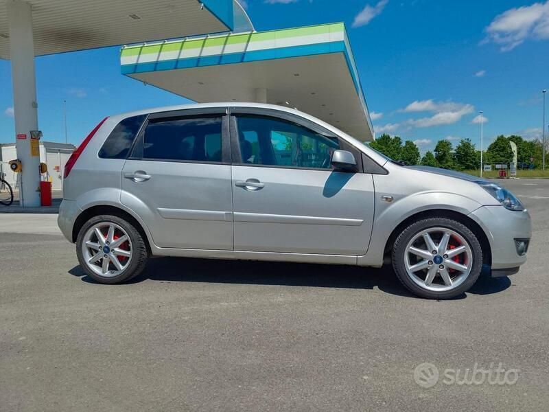Usata Ford Fiesta 68 CV (50 kW) 2007 Grigio Utilitaria