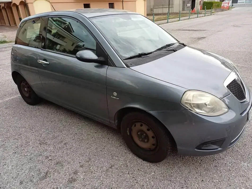 Usata Lancia Ypsilon 60 CV (44 kW) 2008 Grigio Utilitaria