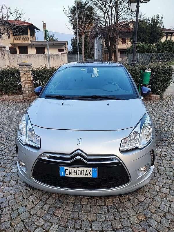 Grigio Usata 2014 Citroën DS3 Sport Chic Tre volumi | 7800 € (Buon prezzo) - Immagine 1/4