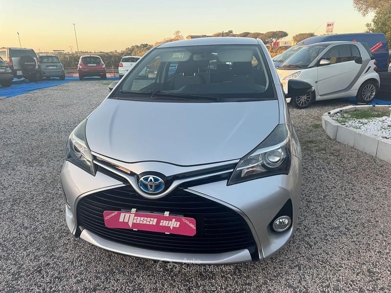 Usata Toyota Yaris Hybrid Business Edition 73 CV (53 kW) 2015 Argento Berlina