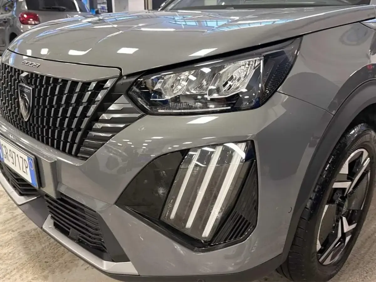 Usata Peugeot 2008 Allure 101 CV (74 kW) 2024 Grigio SUV