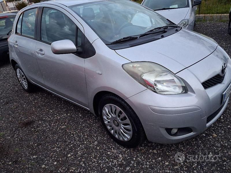 Usata Toyota Yaris Sol 90 CV (66 kW) 2010 Grigio Utilitaria