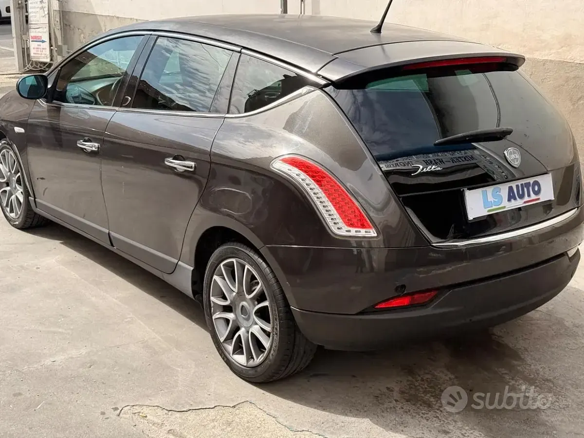 Usata Lancia Delta 166 CV (122 kW) 2009 Gray Utilitaria
