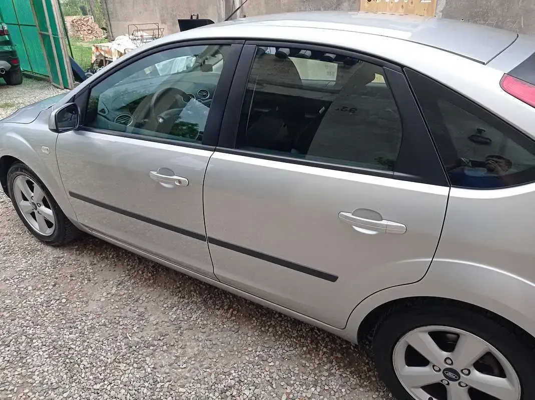 Usata Ford Focus 114 CV (83 kW) 2005 Grigio Berlina