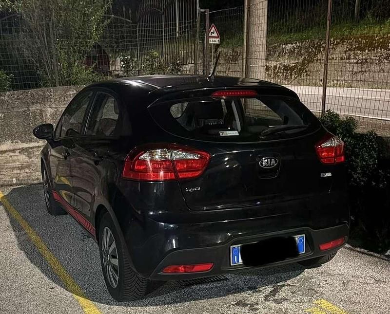 Usata Kia Rio Active 86 CV (63 kW) 2014 Nero Berlina