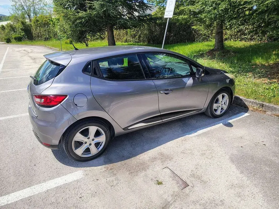 Usado Renault Clio IV 90 CV (66 kW) 2014 Gris Berlina