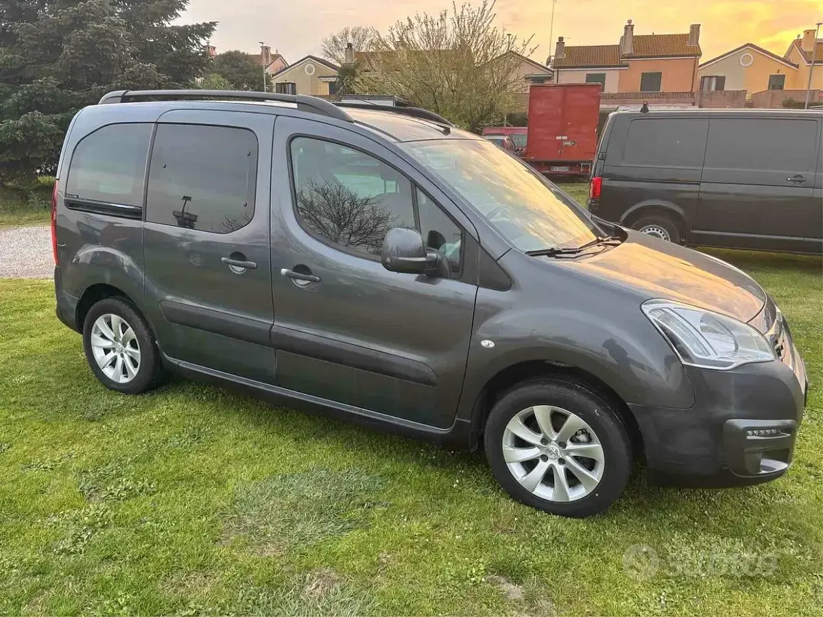 Usata Peugeot Partner Tepee Active 99 CV (72 kW) 2016 Grigio Monovolume