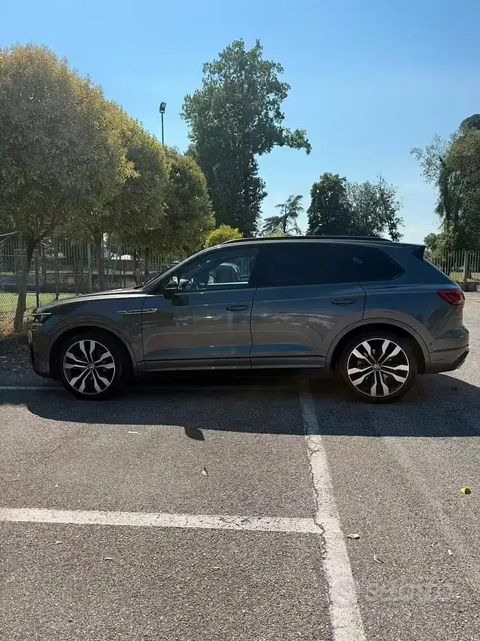 Usata VW Touareg R-line 231 CV (169 kW) 2019 Grigio SUV