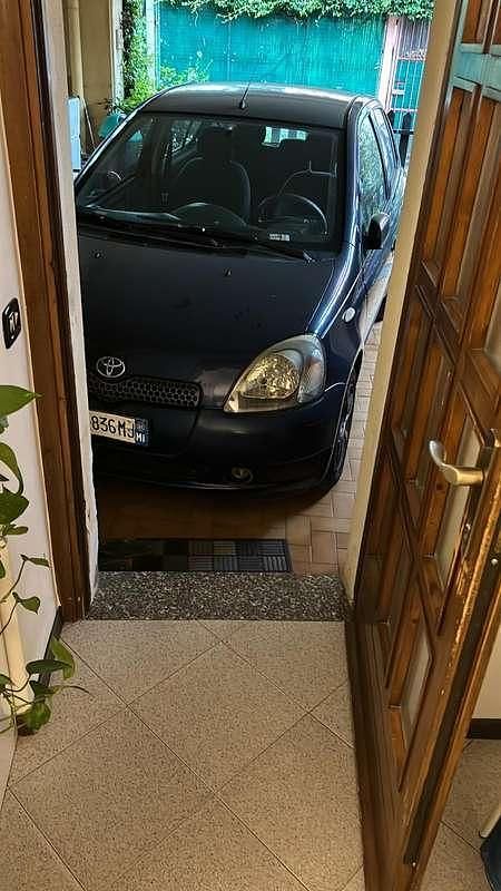 Usata Toyota Yaris 86 CV (63 kW) 2001 Berlina