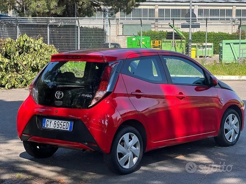 Usata Toyota Aygo 69 CV (50 kW) 2015 Rosso Utilitaria