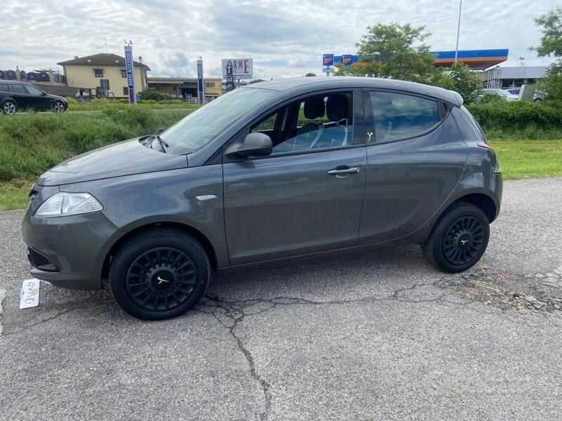 Usata Lancia Ypsilon 85 CV (62 kW) 2015 Grigio Utilitaria