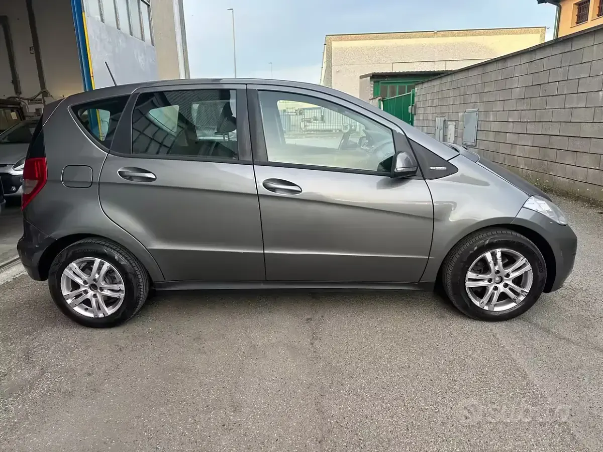 Gebraucht Mercedes A160 95 PS (69 kW) 2011 Grau Limousine