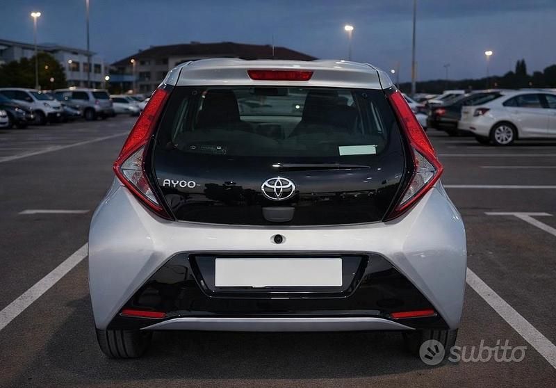 Usata Toyota Aygo Connect Style 72 CV (52 kW) 2020 Grigio Utilitaria