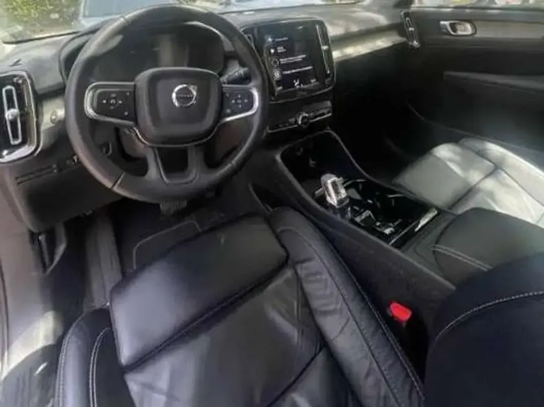 Usata Volvo XC40 Momentum 197 CV (144 kW) 2022 Bianco SUV
