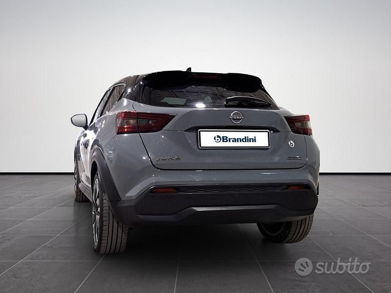 Usata Nissan Juke Tekna 143 CV (105 kW) 2023 Grigio medio met. / tetto nero SUV