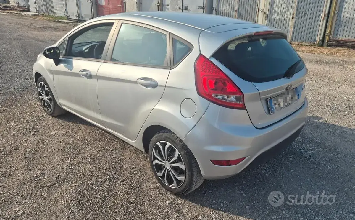 Usata Ford Fiesta 92 CV (67 kW) 2011 Grigio Berlina