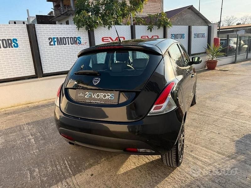 Usata Lancia Ypsilon Silver 95 CV (69 kW) 2015 Nero Utilitaria