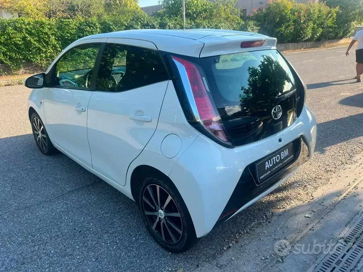 Usata Toyota Yaris Active 69 CV (50 kW) 2016 Bianco Berlina