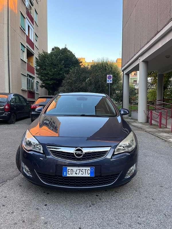 Usata Opel Astra Cosmo 140 CV (102 kW) 2010 Berlina