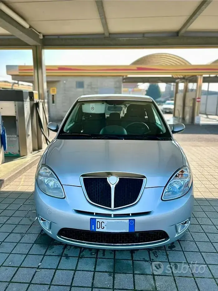 Usata Lancia Ypsilon 90 CV (66 kW) 2007 Argento Utilitaria