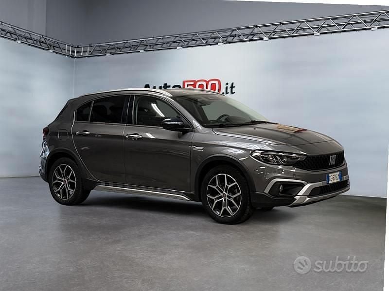 Usata Fiat Tipo Cross 101 CV (74 kW) 2021 Grigio scuro Berlina