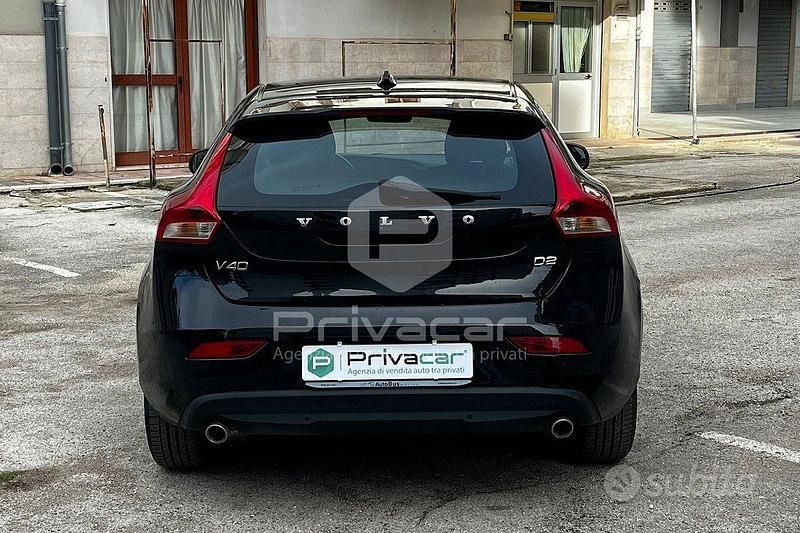 Usata Volvo V40 119 CV (87 kW) 2019 Nero Utilitaria