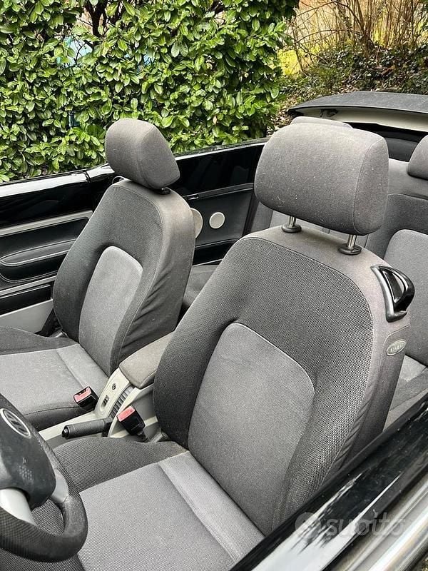 Usata VW New Beetle 102 CV (75 kW) 2005 Nero Utilitaria