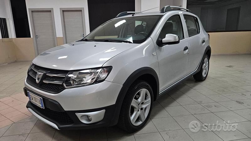 Grigio Usata 2014 Dacia Sandero Stepway SUV | 6690 € (Buon prezzo) - Immagine 1/4