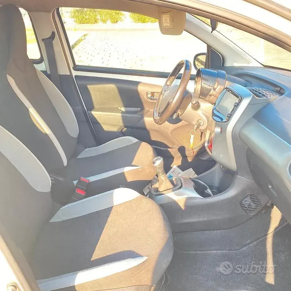 Brugt Toyota Aygo X-play 69 HK (50 kW) 2017 Hvid Hatchback