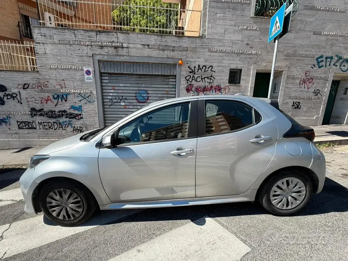 Usata Toyota Yaris 65 CV (47 kW) 2022 Grigio Utilitaria