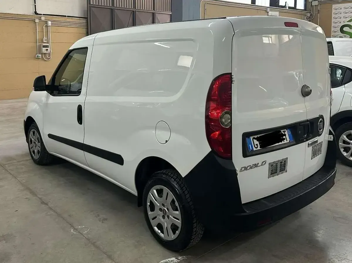 Usata Fiat Doblò 105 CV (77 kW) 2021 Bianco Monovolume