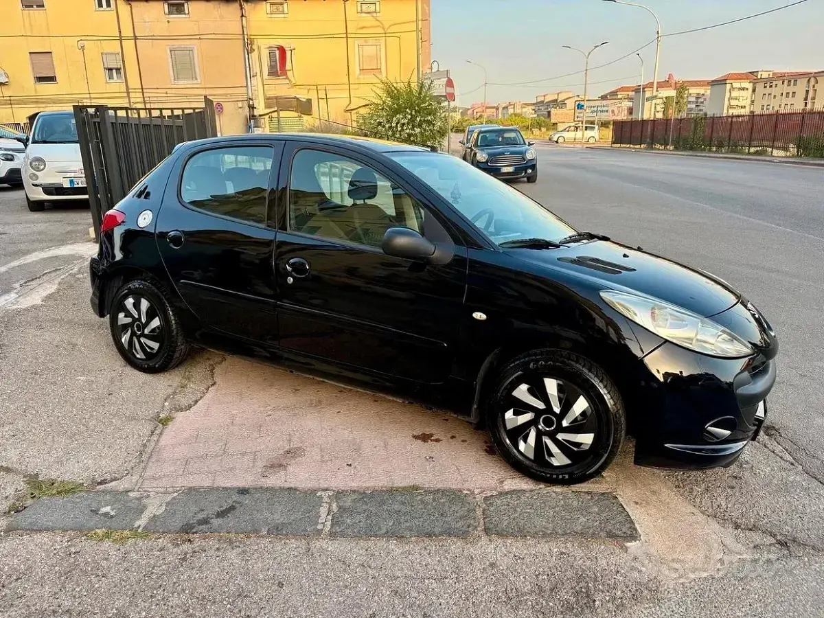 Usata Peugeot 206+ 68 CV (50 kW) 2011 Nero Utilitaria