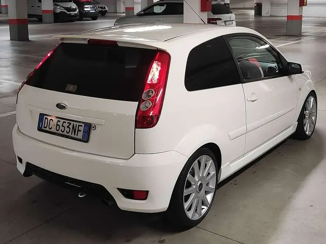 Usata Ford Fiesta ST 150 CV (110 kW) 2006 Bianco Utilitaria