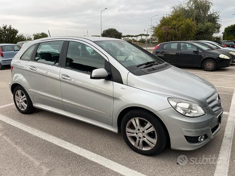 Usata Mercedes B180 116 CV (85 kW) 2012 Grigio Monovolume