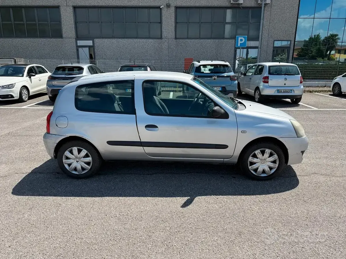 Usata Renault Clio II Dynamique 75 CV (55 kW) 2007 Grigio Berlina